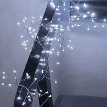 Đèn dây pháo hoa điều khiển từ xa USB dây đồng trắng, 3m 100 LED, 6m 200 LED, 9m 300 LED tùy chọn, đèn cành pháo hoa chống nước với điều khiển từ xa đa năng, 8 chế độ chiếu sáng có thể chuyển đổi, bao gồm chức năng hẹn giờ và điều chỉnh độ sáng. Dây đồng mỏng linh hoạt với độ dẻo cao, có thể uốn cong và quấn tự do để tạo nhiều hình dạng khác nhau. Cấp nguồn USB tiện lợi, phù hợp sử dụng trong nhà và ngoài trời - Đèn pháo hoa USB - Xem 11