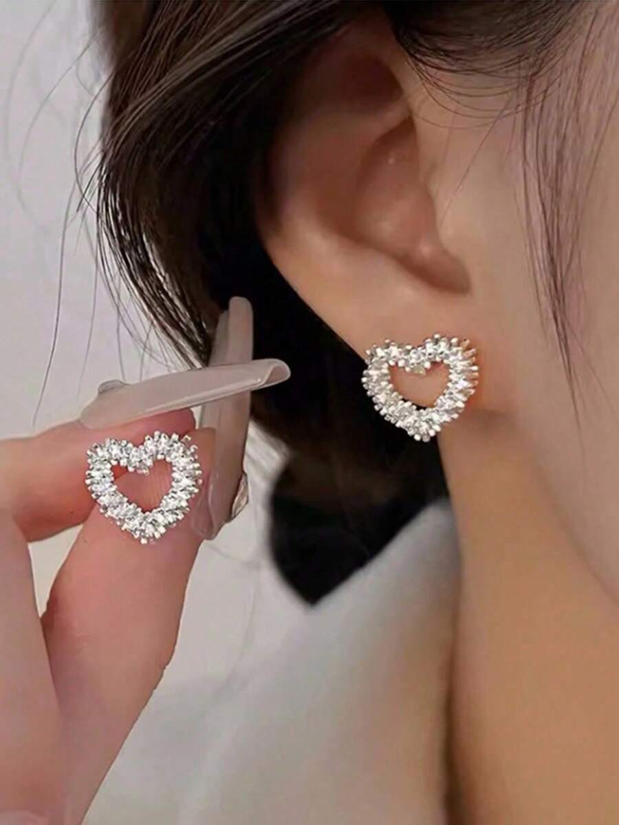 2件裝時尚鏤空愛心裝飾耳釘，適合女性日常配戴 - 銀色愛心 - 查看 1