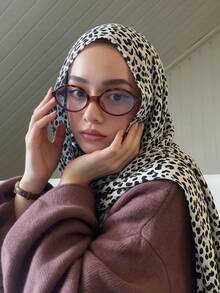 1件女款豹紋雪紡穆斯林長款頭巾，輕盈透氣披肩式頭巾 Tudung - 黑白 - 查看 2