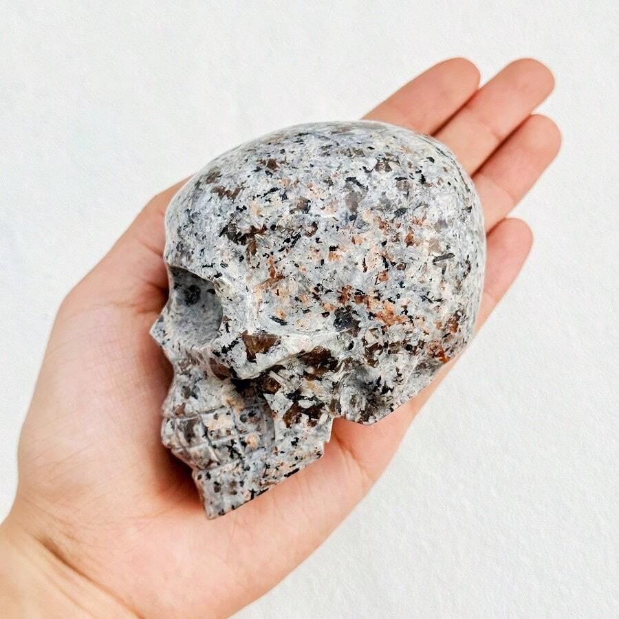 YOUNAIERZX 1pc 9cm Large Natural Mineral Skull Ornament, Unique Texture Crystal Skull, Home Desktop Decor And Meditation Healing Ornament - Multicolor - View 1