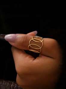 Cincin Terbuka Lebar yang Dipersonalisasi ini Menampilkan Desain Melengkung Berongga Bertumpuk. Desain Multi-Lapisan yang Unik dengan Mudah Meningkatkan Tekstur Pakaian. Cocok untuk Pemakaian Sehari-hari, Kencan, Pesta Koktail, dan Acara Malam Hari. - Emas - View 1
