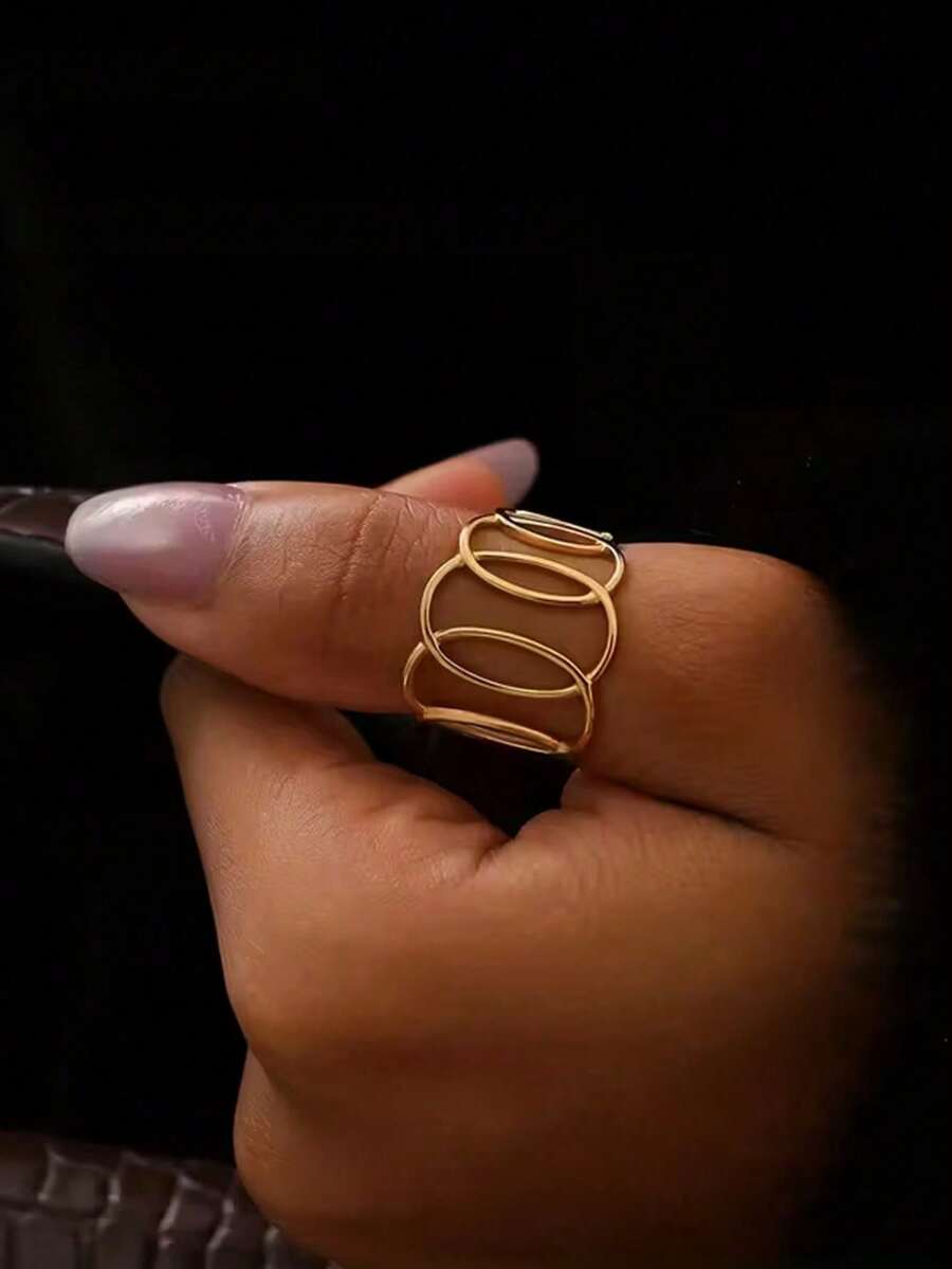 Cincin Terbuka Lebar yang Dipersonalisasi ini Menampilkan Desain Melengkung Berongga Bertumpuk. Desain Multi-Lapisan yang Unik dengan Mudah Meningkatkan Tekstur Pakaian. Cocok untuk Pemakaian Sehari-hari, Kencan, Pesta Koktail, dan Acara Malam Hari. - Emas - View 1