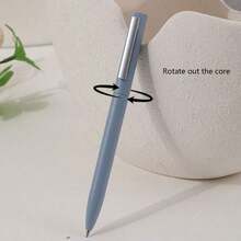 Bộ 3 bút bi trung tính dạng xoay, bút marker xoay lõi, ngòi kim 0.5mm viết mượt, mực chảy liên tục không lem, thân nhám mờ, kẹp kim loại, nhỏ gọn tiện lợi và chắc chắn - Hình chữ nhật - Xem 3