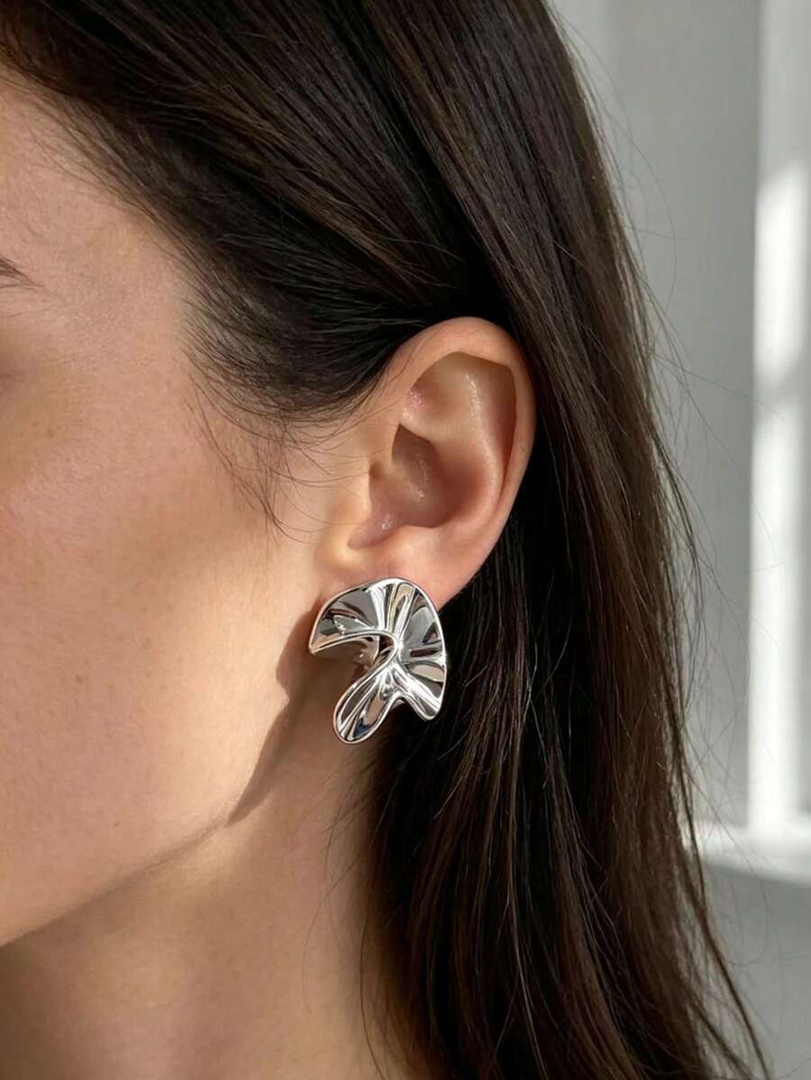 1 Pasang Anting Tusuk Wanita, Desain Paduan Bertekstur 3D Asimetris Premium dengan Keriput, Cocok untuk Pemakaian Sehari-hari - Perak - View 1