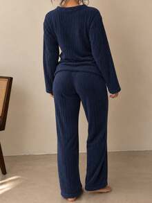 Conjunto de pijama afelpada para mujer. Estampados variados. Camisa de manga larga, cuello redondo. Pantalón de ajuste holgado, ajuste de cintura natural. - Azul Marino - Ver 3