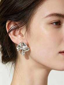 1 Pasang Anting Tusuk Wanita, Desain Paduan Bertekstur 3D Asimetris Premium dengan Keriput, Cocok untuk Pemakaian Sehari-hari - Perak - View 3