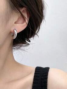 1 Pair Exquisite Minimalist Fashionable Elegant Vintage Geometric Ribbed Silver Stud Earrings, Suitable For Women's Daily Commute And Versatile Wear - Silver - View 6