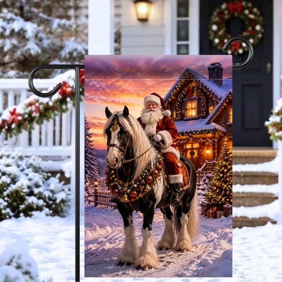 Cờ vườn polyester phẳng 2D 11.8 x 17.7 inch, in một mặt, trang trí chủ đề Giáng sinh với ông già Noel cưỡi ngựa Clydesdale, nhà gỗ tuyết, đèn màu và cây thông Noel, phù hợp cho sân vườn, hiên nhà, ban công, sân, trang trí Giáng sinh ngoài trời, phong cách vintage, cờ treo chào đón, không bao gồm cột cờ