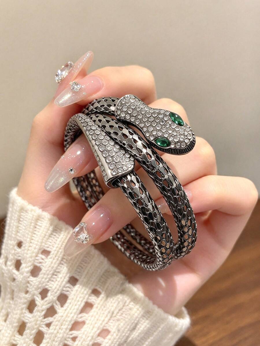 1件奢華蛇形開口寬手鐲，鏤空金屬鱗片鑲滿水鑽配綠色眼睛，晚宴飾品