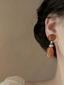 1 Pair Fashionable Minimalist Brown Resin Geometric Drop Earrings Suitable For Women's Autumn/Winter Daily Commute Wear - Brown - View 5