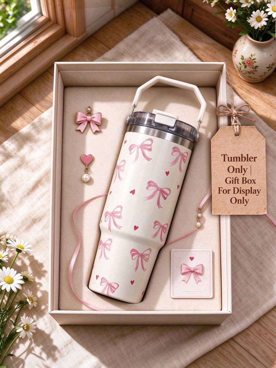 1個 900ml (33.44oz) 情人節不鏽鋼保溫咖啡杯，附手柄與吸管，可愛蝴蝶結與愛心設計，雙飲口杯蓋適用熱飲與冷飲，冰咖啡與燕麥奶，情侶水杯，適合居家、辦公室、戶外使用，送給好友、生日或聖誕節的理想禮物