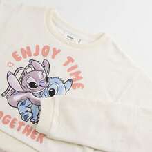 Cerdá Stitch مجموعة ستيتش من قطعتين للبنات بعمر 6 سنوات، بلوزة بيج وبنطال رمادي، قطن ناعم، مريح وناعم، مرخص رسميًا، للاستخدام اليومي - متعدد الألوان - مشاهدة 5