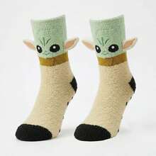 Cerdá Stitch جوارب مريحة مانعة للانزلاق بتصميم غروغو من الماندالوريان للأولاد، زوج واحد، متعددة الألوان، مقاس 27/30، 100% بوليستر، ناعمة ودافئة، للمنزل في الشتاء - متعدد الألوان الخيار 3 - مشاهدة 10