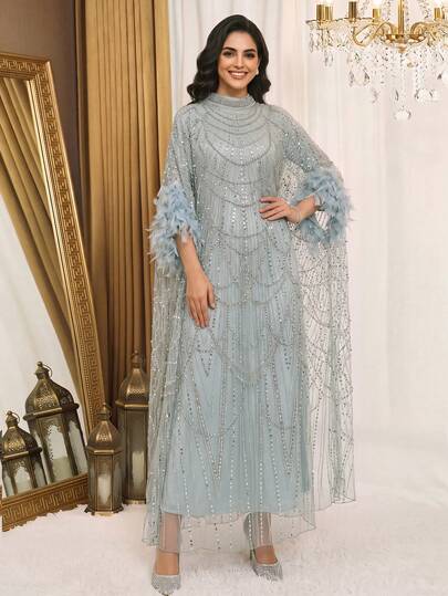 Vestido largo de lujo azul cielo estilo árabe con lentejuelas contrastantes con cuentas, mangas tipo capa con plumas y cuello alto, adecuado para ocasiones especiales