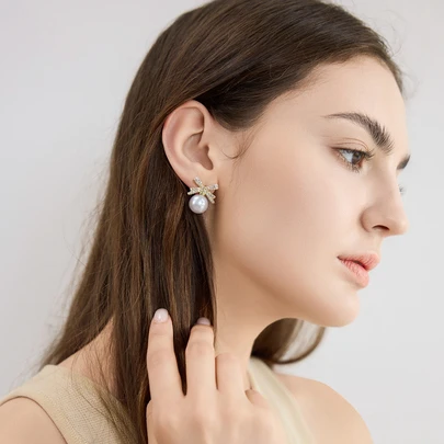 水钻蝴蝶结和仿珍珠设计耳钉 圣诞节 冬季圣诞礼物