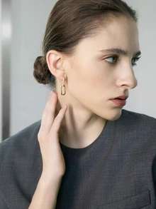 CHICVUE 2只铜质双扣耳环，镶嵌立方氧化锆，适合女性日常佩戴、派对、约会、节日、圣诞节等场合，是冬季圣诞礼物的理想之选。 - 金黃色 - 查看 3