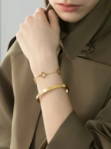 一套简约优雅的不锈钢链手链和手镯，饰以四叶草元素和水晶玻璃，适合女性在宴会、日常穿搭、通勤或作为节日礼物（圣诞节、冬季圣诞礼物）佩戴。 - CX717/JC700套裝 - 查看 2