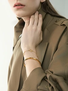 一套简约优雅的不锈钢链手链和手镯，饰以四叶草元素和水晶玻璃，适合女性在宴会、日常穿搭、通勤或作为节日礼物（圣诞节、冬季圣诞礼物）佩戴。 - CX717/JC700套裝 - 查看 1