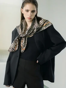 CHICVUE 1条女士时尚豹纹90厘米方巾，多功能头巾，适合所有季节，圣诞节冬季圣诞礼物 - 01-卡其 - 查看 2