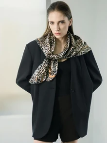 CHICVUE 1条女士时尚豹纹90厘米方巾，多功能头巾，适合所有季节，圣诞节冬季圣诞礼物 - 01-卡其 - 查看 4