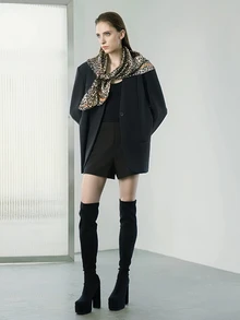 CHICVUE 1条女士时尚豹纹90厘米方巾，多功能头巾，适合所有季节，圣诞节冬季圣诞礼物 - 01-卡其 - 查看 3