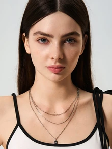 Hatastic Zestaw 3 srebrnych naszyjników z wielowarstwowym łańcuszkiem ze stylowym geometrycznym wisiorkiem i cyrkoniami sześciennymi, zapięcie łańcuszkowe, ilość losowych prezentów świątecznych