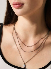 Hatastic Zestaw 3 srebrnych naszyjników z wielowarstwowym łańcuszkiem ze stylowym geometrycznym wisiorkiem i cyrkoniami sześciennymi, zapięcie łańcuszkowe, ilość losowych prezentów świątecznych