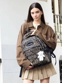 Hatastic Ba lô nylon giả da động vật, phong cách retro vintage Harajuku với họa tiết báo, ngựa vằn, bò, túi du lịch/đi học cỡ lớn unisex, dây đeo có đệm điều chỉnh được, ngăn đựng laptop, móc khóa hình gấu bông, quà tặng lễ hội âm nhạc. - màu đen - Xem 1