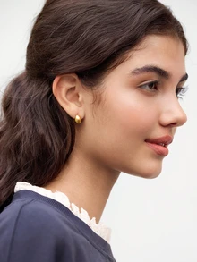 Hatastic 1对时尚镂空水滴形不锈钢耳钉，经典简约通勤必备，女士圣诞礼物 - 金黃色 - 查看 2