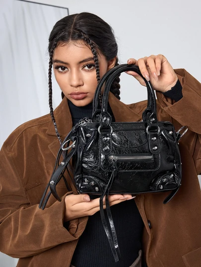 DareSee 1 Adet Siyah Perçinli, Metal Püsküllü, Fermuarlı, Retro PU Malzeme, Halkalı, Dekoratif Perçinli, Çift Saplı, Ayarlanabilir Uzun Omuz Askılı, Fermuarlı, Şık, Retro, Tatlı, Havalı Stil, Motosikletçi Çantası, Y2K Punk Tarzı Kare Çanta, Bayan El Çantası, Günlük, Sessiz, Lüks Stil, Bayan Eğik Omuz Çantası, Cep Telefonu, Kartlık vb. İçine Eşya Konulabilir, Günlük Seyahat, Alışveriş ve Diğer Kullanımlar, Hediyeler, Gotik Müzik Festivali İçin Uygundur.