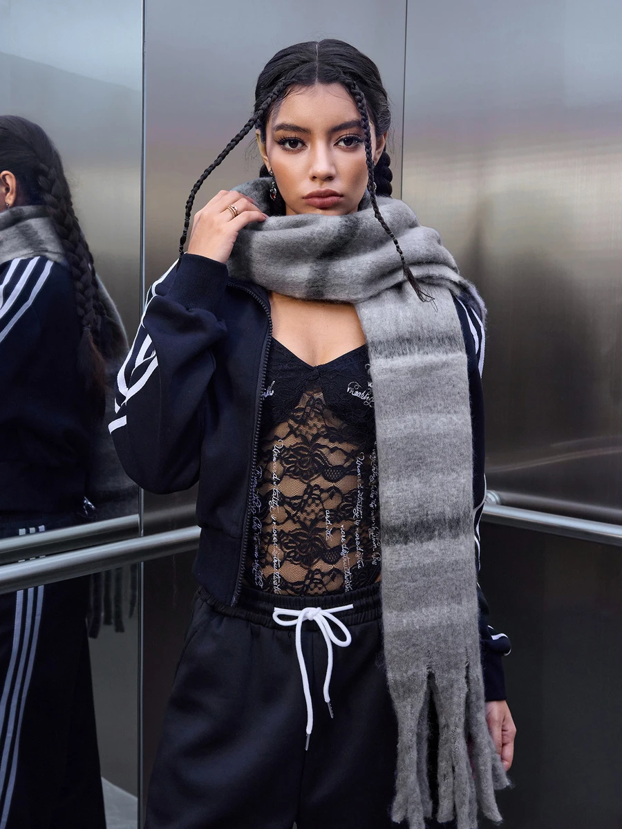 DareSee 1 Stück Damen grauer gestrickter Schal mit geflochtener und beflockter Streifenoptik aus Polyesterfaser, Weihnachtsgeschenk - Grau - Übersicht 1