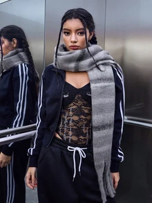 DareSee 1 Stück Damen grauer gestrickter Schal mit geflochtener und beflockter Streifenoptik aus Polyesterfaser, Weihnachtsgeschenk - Grau - Übersicht 2