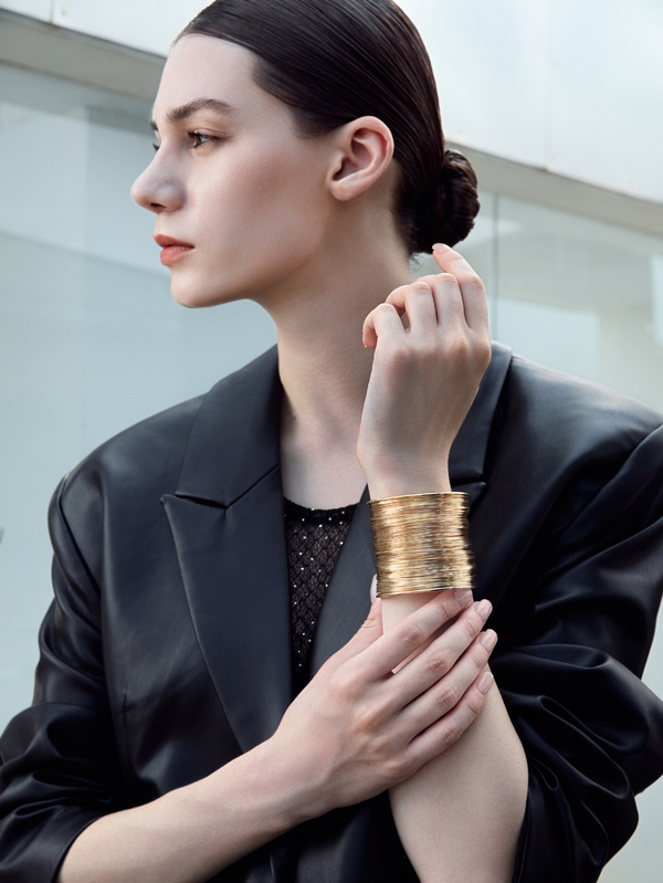 CHICVUE 1 Pc Cuff Bangle Bracelet For Women Open Wide Wire Bracelets Gold Wrist Cuff Wrap Bracelet Adjustable Christmas Gifts