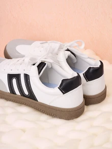 Hatastic 百搭黑白条纹休闲女鞋 - 轻便合成革鞋面，系带设计，塑料鞋底，完美搭配休闲装束，四季皆宜 | 条纹图案鞋 | 塑料鞋底，复古风运动鞋，适合春夏、音乐节、Y2K 节、返校季、秋冬等各种场合，女士鞋履，女士运动鞋，音乐节礼物 - 黑與白 - 查看 5