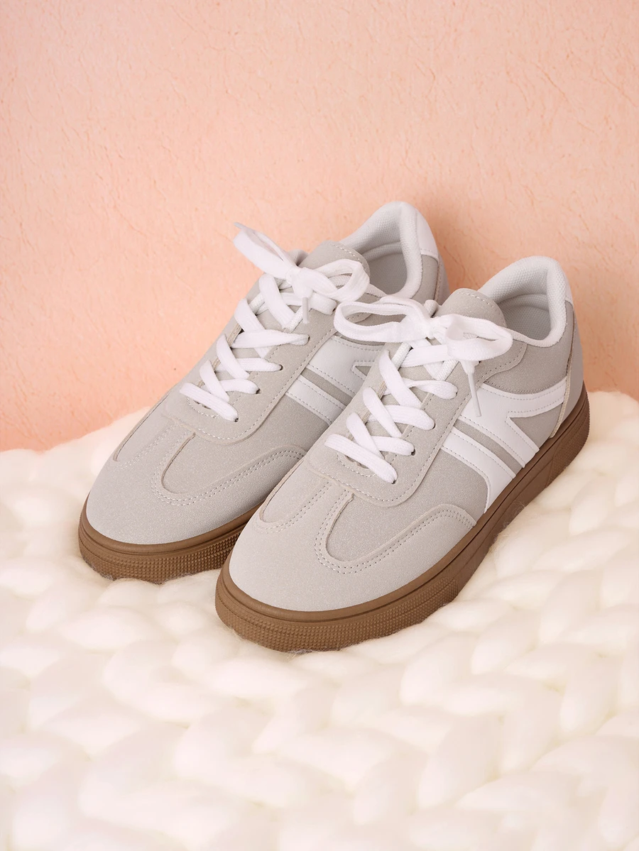 Hatastic 秋冬季女士时尚运动鞋一双装，几何图案PU鞋面，系带设计，复古圆头，休闲运动鞋，圣诞礼物 - 米色 - 查看 1