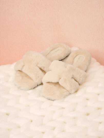 Hatastic Kadınlar için Bej Düz Metal Tokalı Giyilebilir Kabarık Açık Burunlu Terlikler, Sonbahar/Kış İçin Kürklü Alçak Topuklu Terlikler, Kabarık/Kürk, Açık Hava Giyim ve Ev Terlikleri Noel Hediyeleri