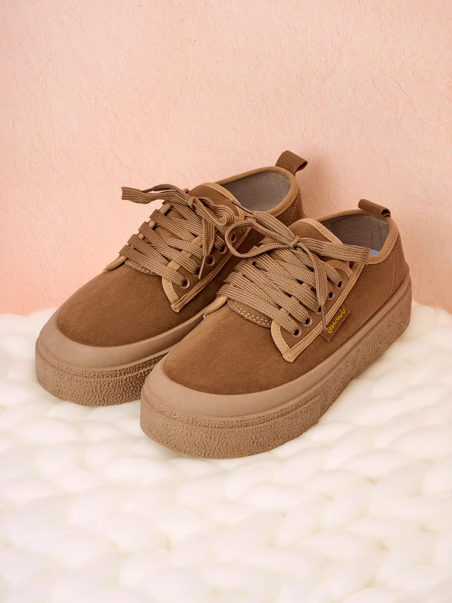 Hatastic Giày thể thao nữ mùa Thu/Đông buộc dây phía trước tối giản, giày sneaker giả da lộn năng động, quà tặng lễ hội âm nhạc.