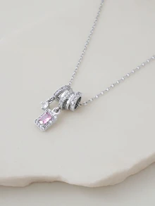 Clariva 1件不锈钢粉色方形锆石星星装饰项链，银色弧形框架搭配紫色方形锆石钛钢吊坠，适合作为母亲节礼物和女士日常佩戴。