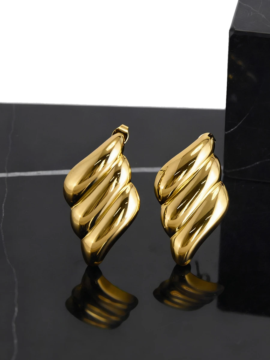 CHICVUE 欧美时尚独特设计不锈钢镀18K金个性化空气三角三层翅膀耳钉，女士圣诞礼物 - 金色 - 查看 1