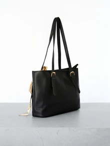 CHICVUE 时尚简约纯色字母印花单肩手提包，配有围巾，适合购物、装钱包、休闲出行，尤其适合年轻女性、大学生、新人、白领人士。也非常适合办公室、大学、工作、商务、通勤、户外活动、旅行和郊游等场合，是圣诞节的理想礼物。 - 黑色 - 查看 3