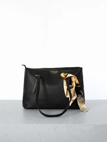 CHICVUE 时尚简约纯色字母印花单肩手提包，配有围巾，适合购物、装钱包、休闲出行，尤其适合年轻女性、大学生、新人、白领人士。也非常适合办公室、大学、工作、商务、通勤、户外活动、旅行和郊游等场合，是圣诞节的理想礼物。 - 黑色 - 查看 4