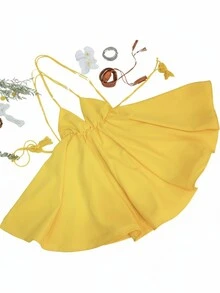 性感露背A字迷你连衣裙，奶油黄细肩带，适合海滩度假、返校派对、返校舞会、情人节等场合。#盛装晚宴 #魅力优雅连衣裙 #海滨风情 #派对造型 #情人节 #新年 #年末 #圣诞派对穿搭