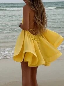 性感露背A字迷你连衣裙，奶油黄细肩带，适合海滩度假、返校派对、返校舞会、情人节等场合。#盛装晚宴 #魅力优雅连衣裙 #海滨风情 #派对造型 #情人节 #新年 #年末 #圣诞派对穿搭