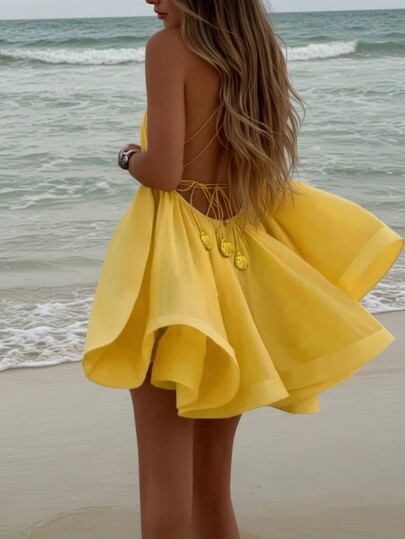 性感露背A字迷你连衣裙，奶油黄细肩带，适合海滩度假、返校派对、返校舞会、情人节等场合。#盛装晚宴 #魅力优雅连衣裙 #海滨风情 #派对造型 #情人节 #新年 #年末 #圣诞派对穿搭