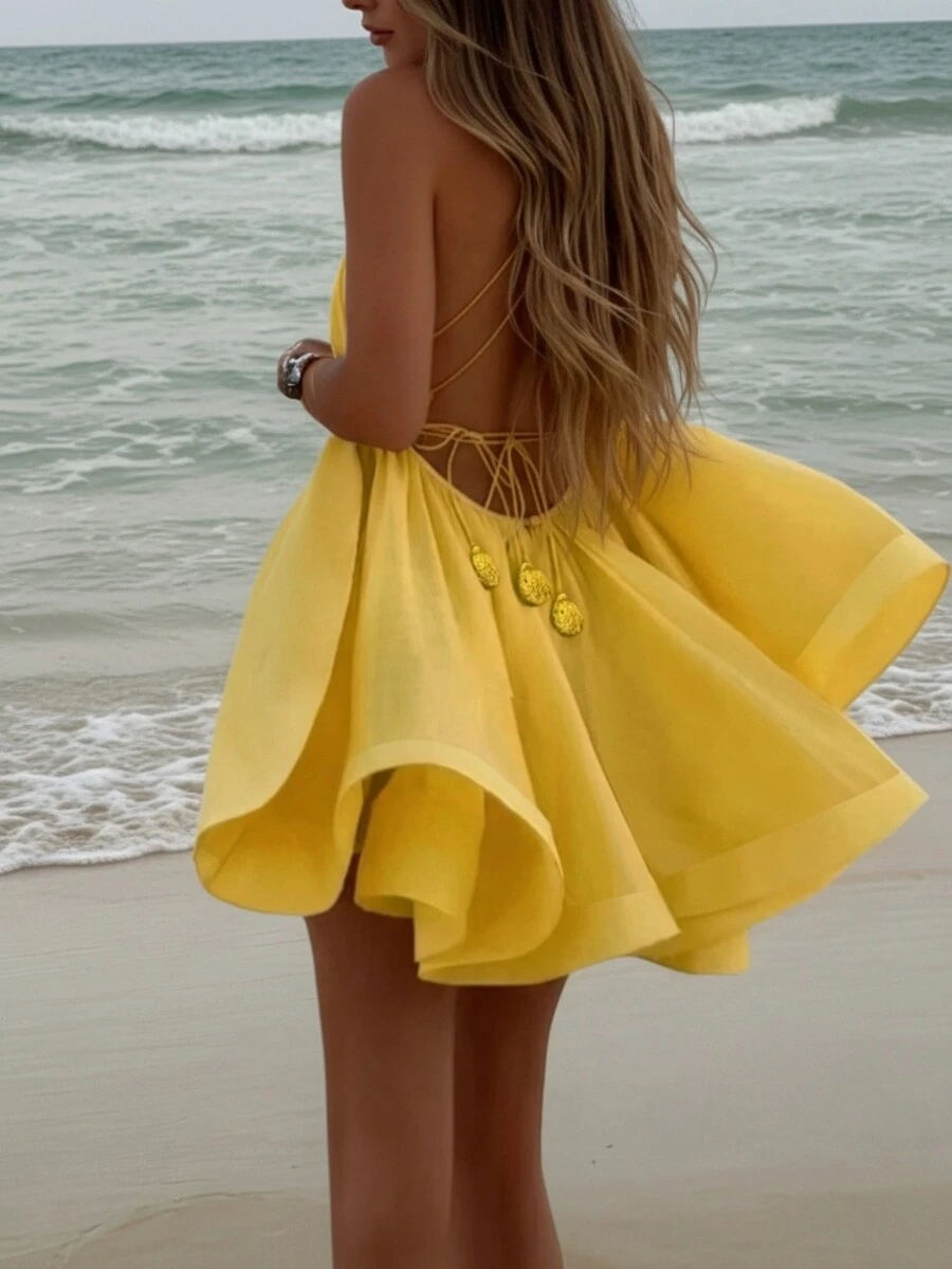 性感露背A字迷你连衣裙，奶油黄细肩带，适合海滩度假、返校派对、返校舞会、情人节等场合。#盛装晚宴 #魅力优雅连衣裙 #海滨风情 #派对造型 #情人节 #新年 #年末 #圣诞派对穿搭