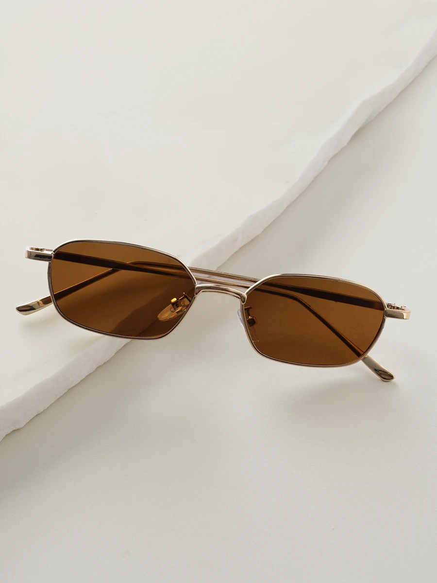 Clariva 一副金属框有色镜片时尚眼镜，适合日常佩戴，复古风格，女士夏季太阳镜，沙滩太阳镜，学校沙滩配饰，女士太阳镜，基础款太阳镜，适合搭配毛衣、牛仔裤、运动裤、连帽衫、夹克、连衣裙和长袖衬衫，时尚优雅，适合家庭出游、旅行度假、圣诞节等场合，是理想的礼物之选。 - 棕色 - 查看 1