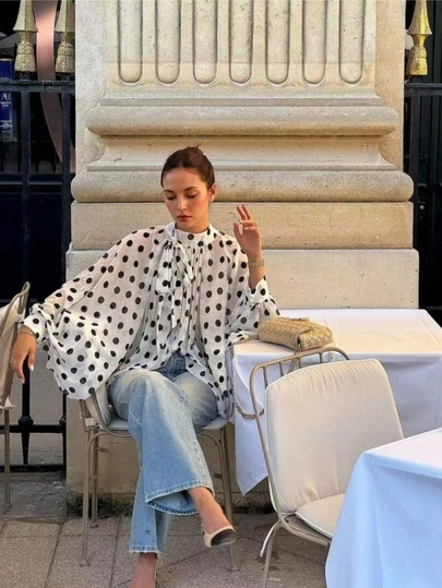 Blouse élégante et décontractée pour femmes avec motif à pois beige - Nœud papillon, manches lanternes, ample, plissée, semi-transparente