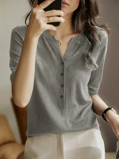 女士纯色V领短袖针织T恤，轻薄宽松，修身时尚，简约高端