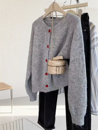 复古心形纽扣纯色羊毛混纺宽松圆领开衫，简约百搭，适合秋冬季节。