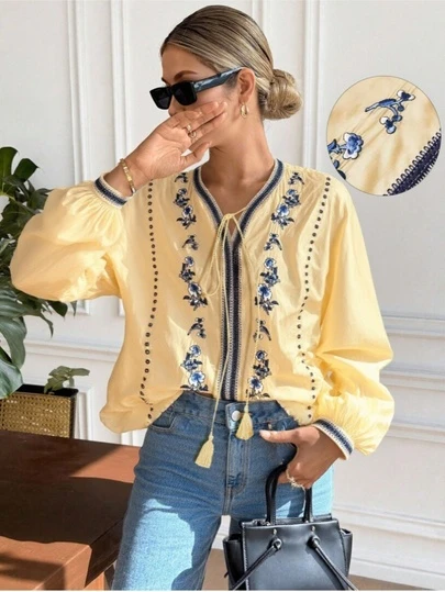 Blusa de mujer nueva para primavera/verano, casual y elegante, con bordado hueco de flores y plantas en escote en V - Bordado hueco en contraste, detalles de cordón con borlas, volantes en contraste bohemio, tela ligera y suelta, mangas dolman largas